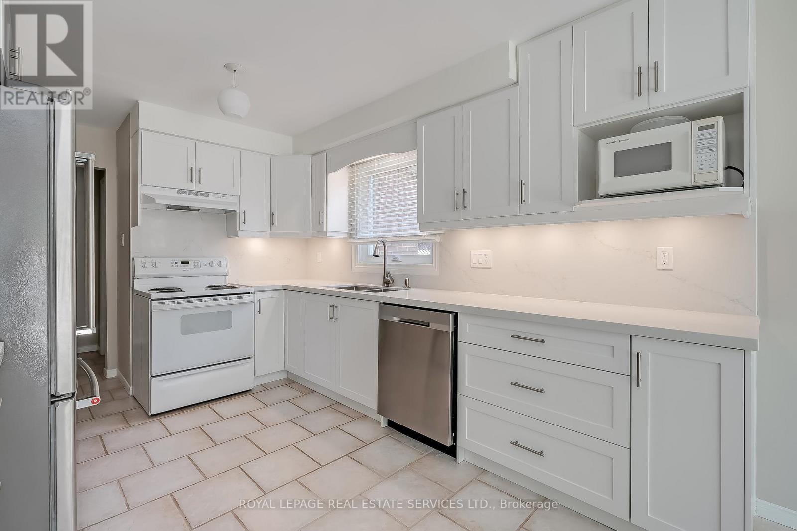 265 Mississaga Street, Oakville, ON - Indoor Photo Showing Kitchen