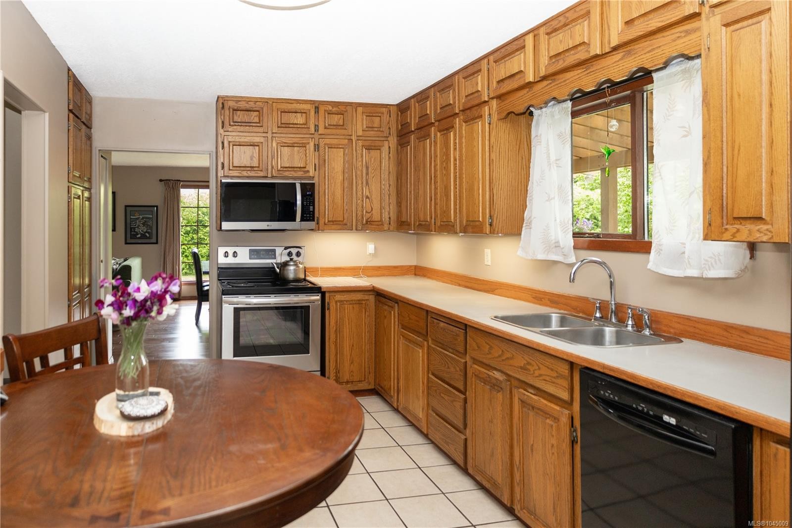 1985 Willis Rd, Campbell River, BC