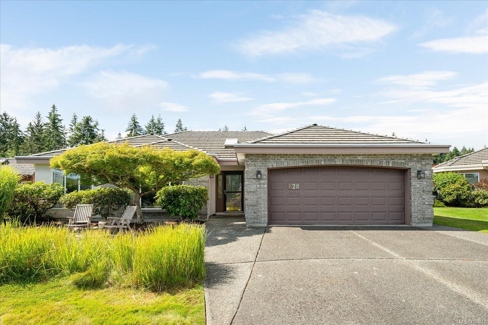 828 Devon Pl, Qualicum Beach, BC