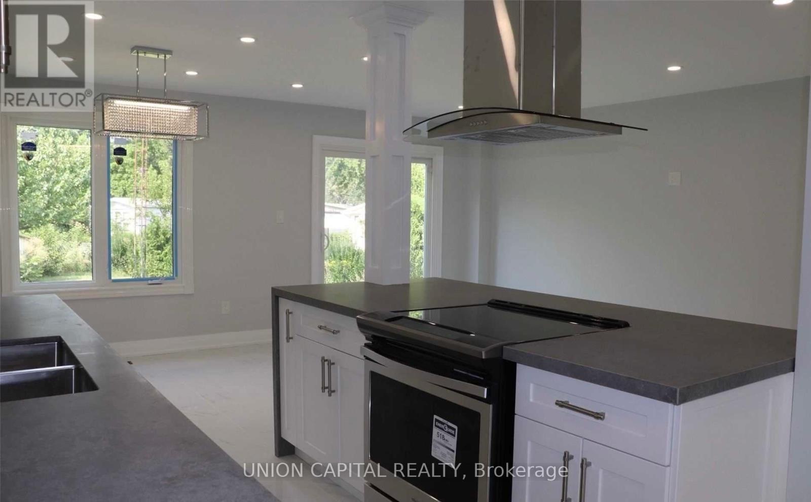 3210 Fairfox Crescent, Mississauga, ON - Indoor Photo Showing Kitchen With Double Sink
