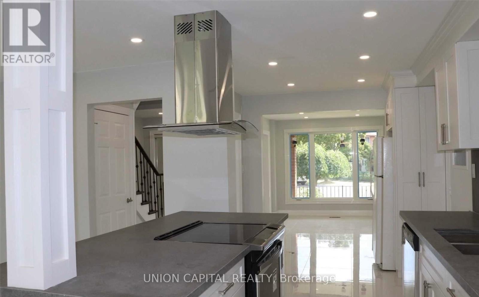 3210 Fairfox Crescent, Mississauga, ON - Indoor Photo Showing Kitchen With Double Sink