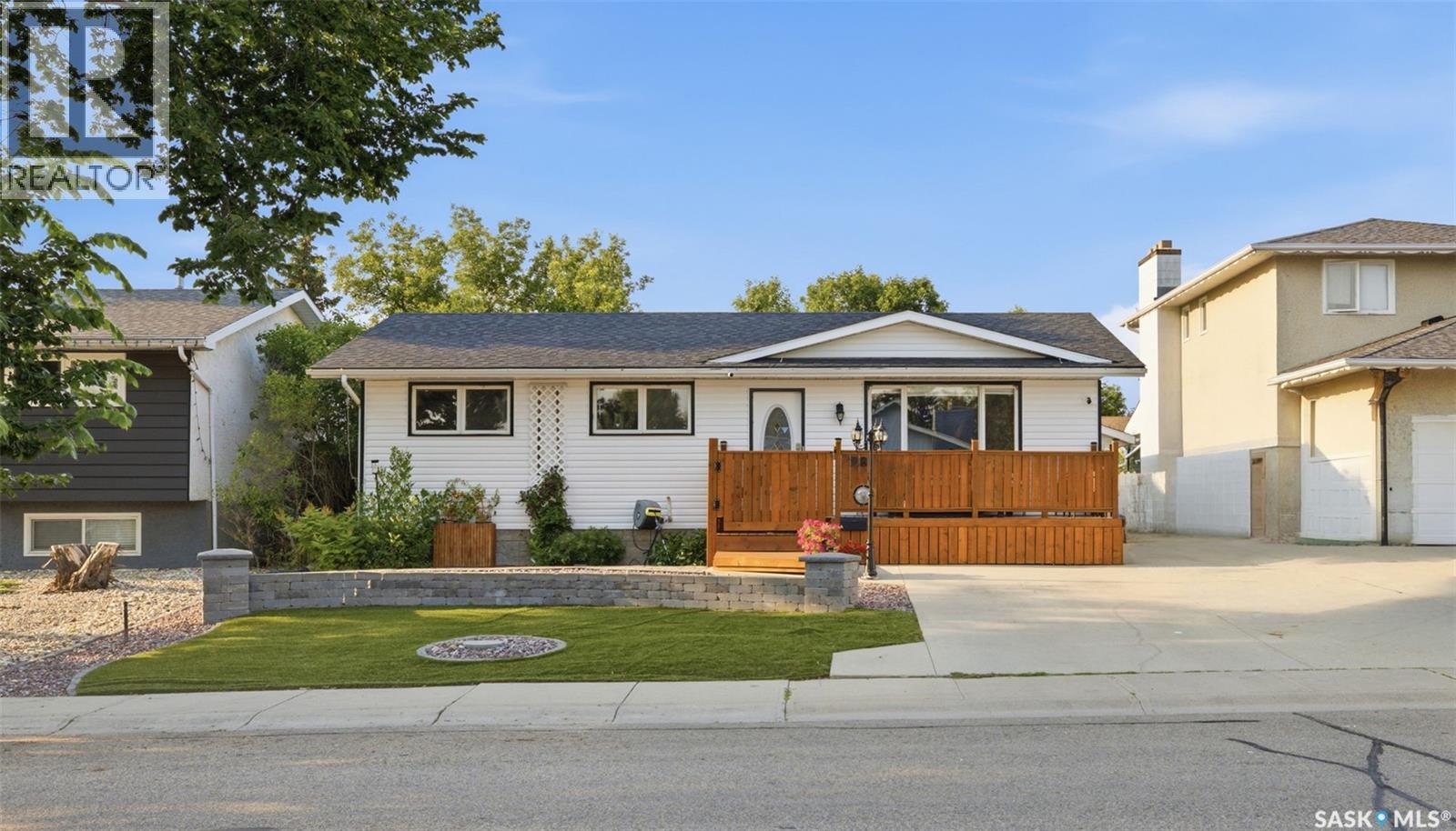 98 Dunsmore Drive, Regina, SK - Outdoor With Facade