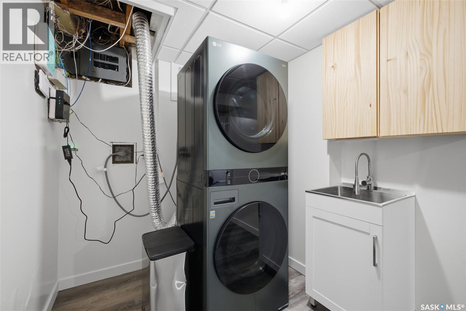 98 Dunsmore Drive, Regina, SK - Indoor Photo Showing Laundry Room