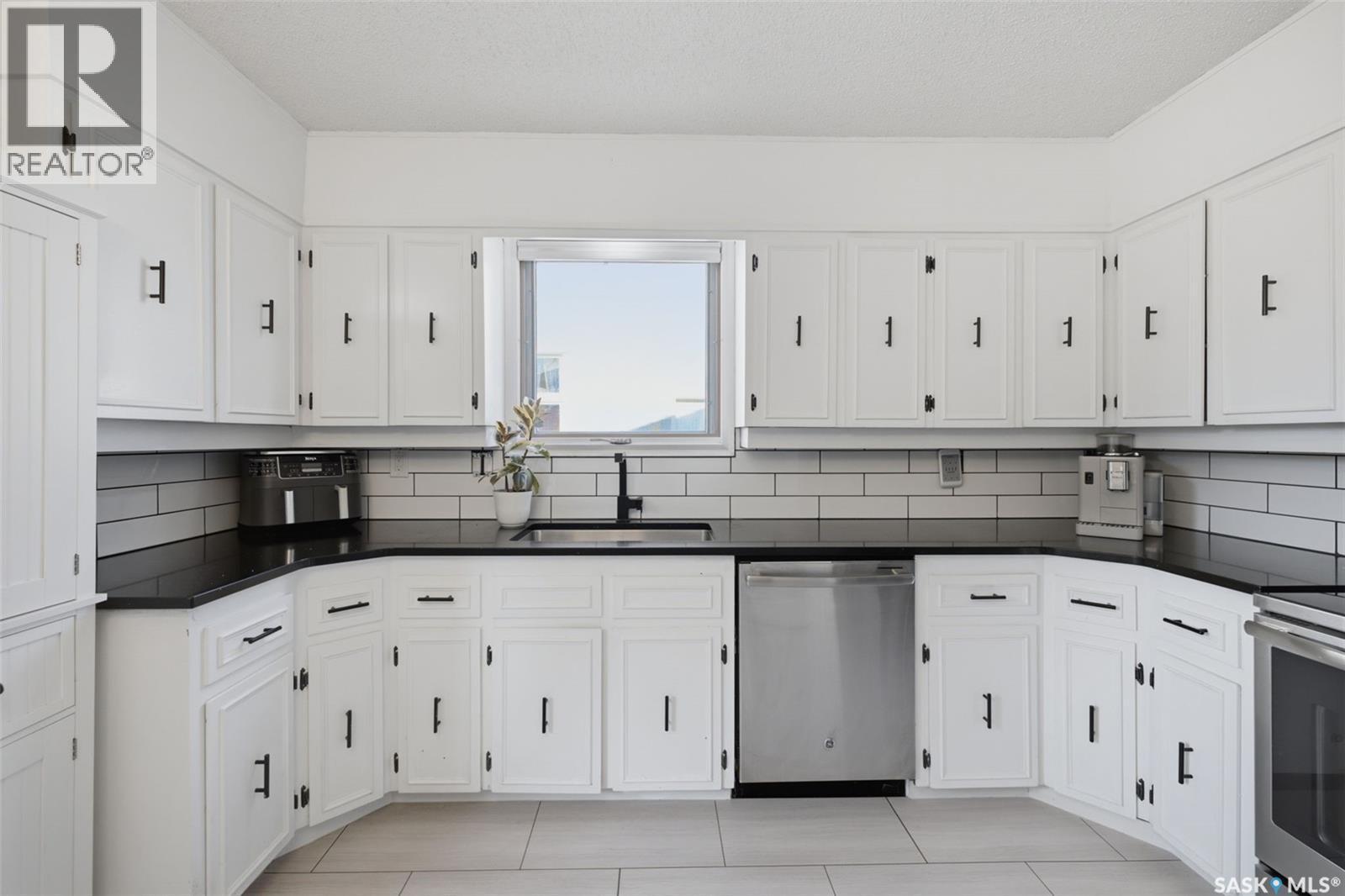98 Dunsmore Drive, Regina, SK - Indoor Photo Showing Kitchen