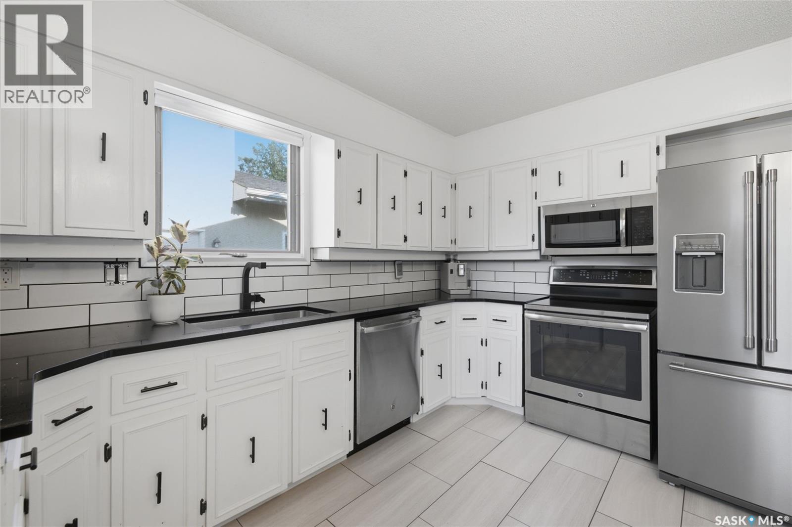 98 Dunsmore Drive, Regina, SK - Indoor Photo Showing Kitchen With Stainless Steel Kitchen