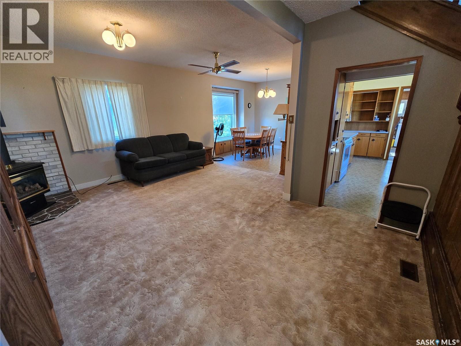Mccormick Acreage, Weyburn Rm No. 67, SK - Indoor With Fireplace