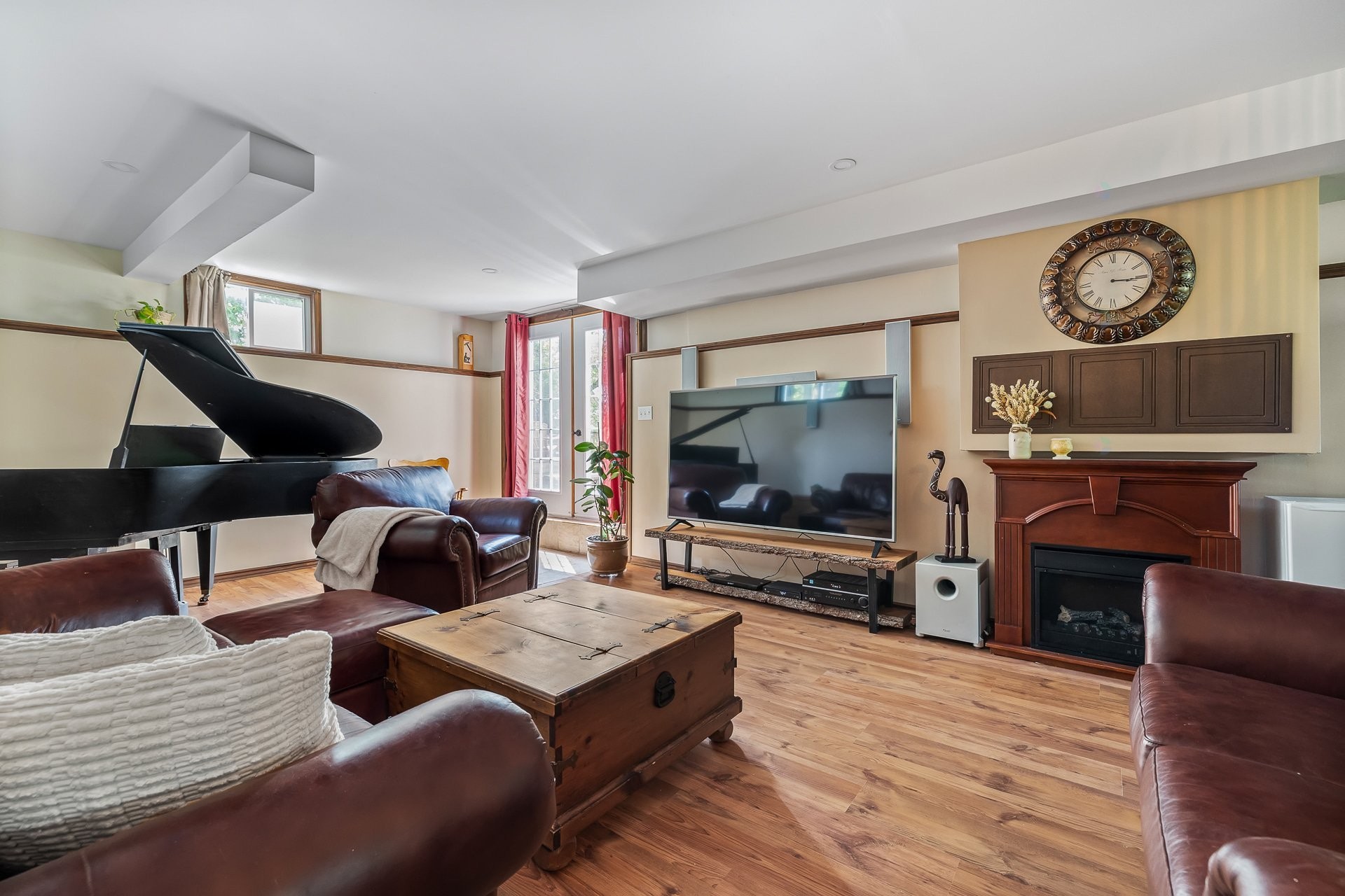 Family Room - 196 Rue Argyle, Shawville, QC - Indoor Photo Showing Living Room With Fireplace
