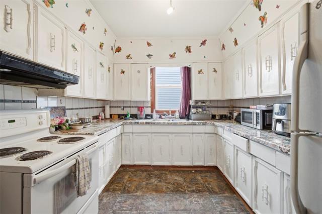 384 Magnus Ave, Winnipeg, MB - Indoor Photo Showing Kitchen