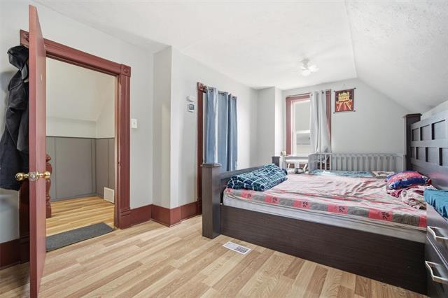 384 Magnus Ave, Winnipeg, MB - Indoor Photo Showing Bedroom