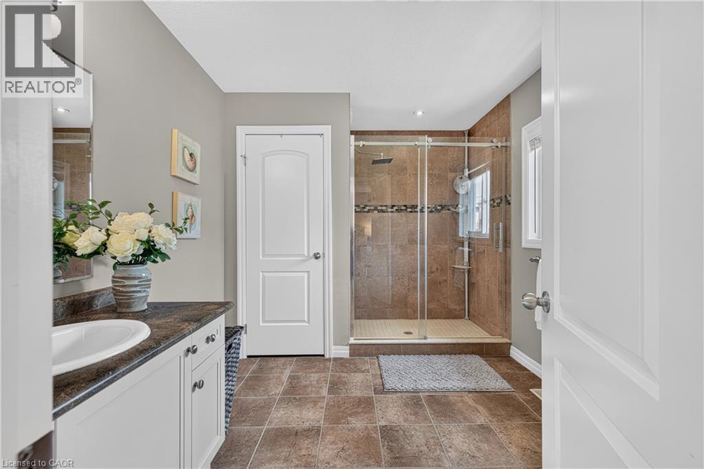 522 Woodbine Avenue, Kitchener, ON - Indoor Photo Showing Bathroom