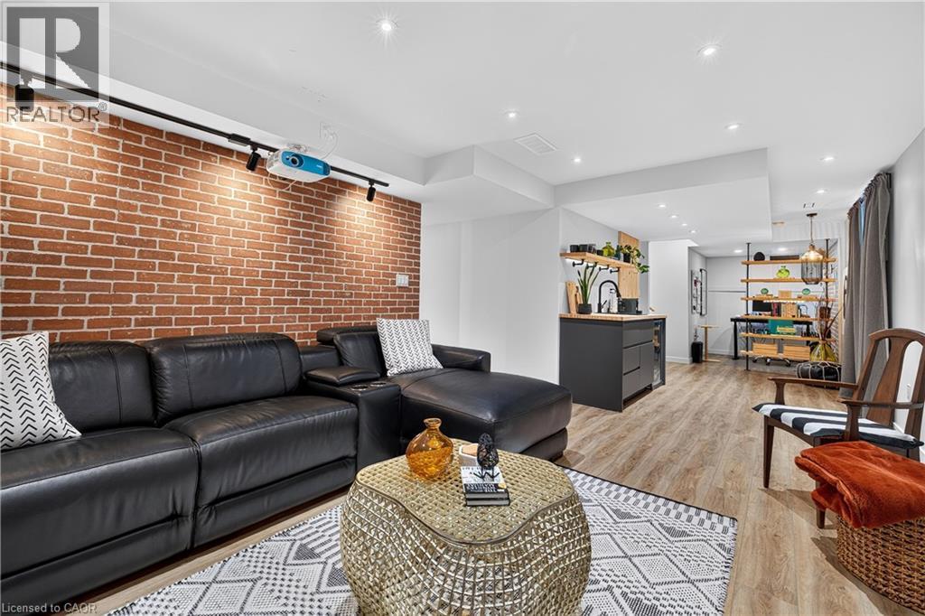 522 Woodbine Avenue, Kitchener, ON - Indoor Photo Showing Living Room