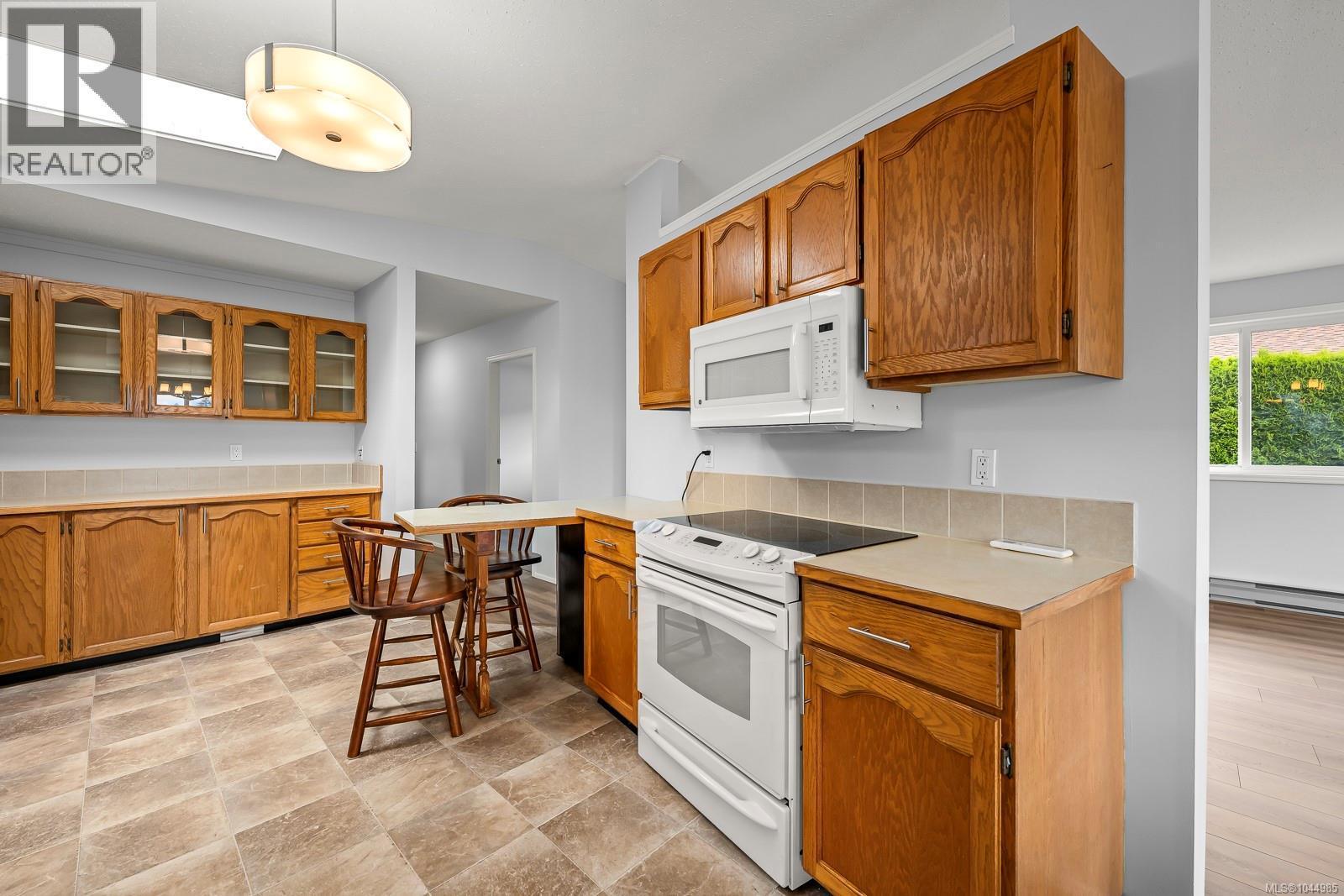 2233 6Th St E, Courtenay, BC - Indoor Photo Showing Kitchen