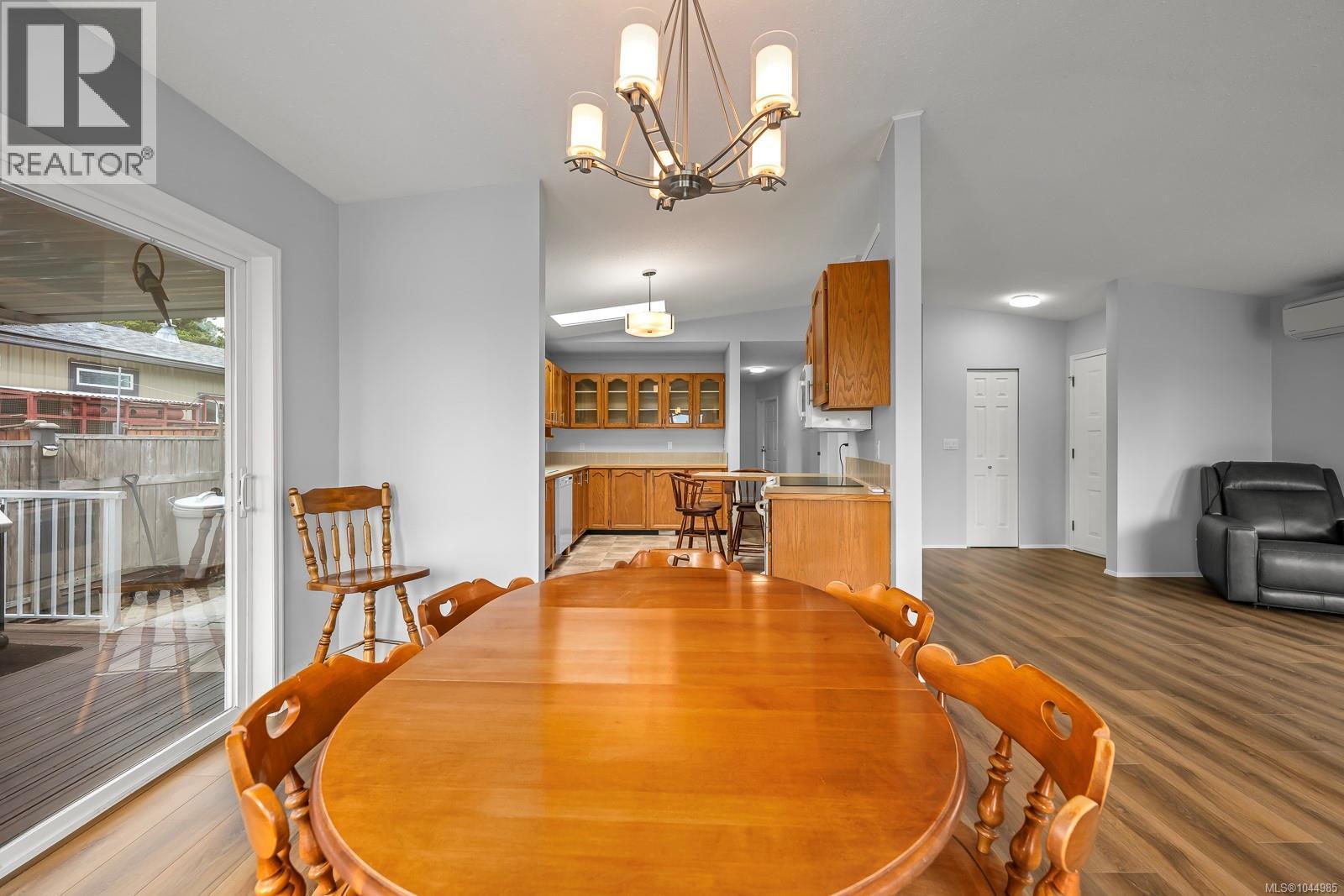2233 6Th St E, Courtenay, BC - Indoor Photo Showing Dining Room