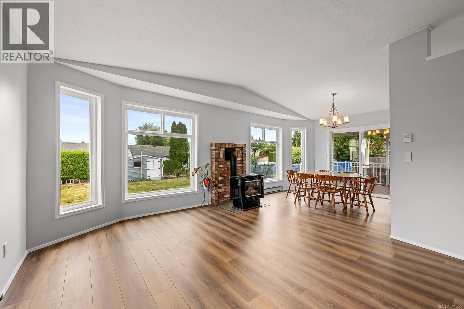 2233 6Th St E, Courtenay, BC - Indoor Photo Showing Living Room