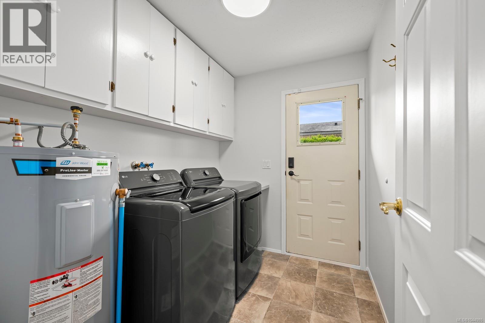 2233 6Th St E, Courtenay, BC - Indoor Photo Showing Laundry Room
