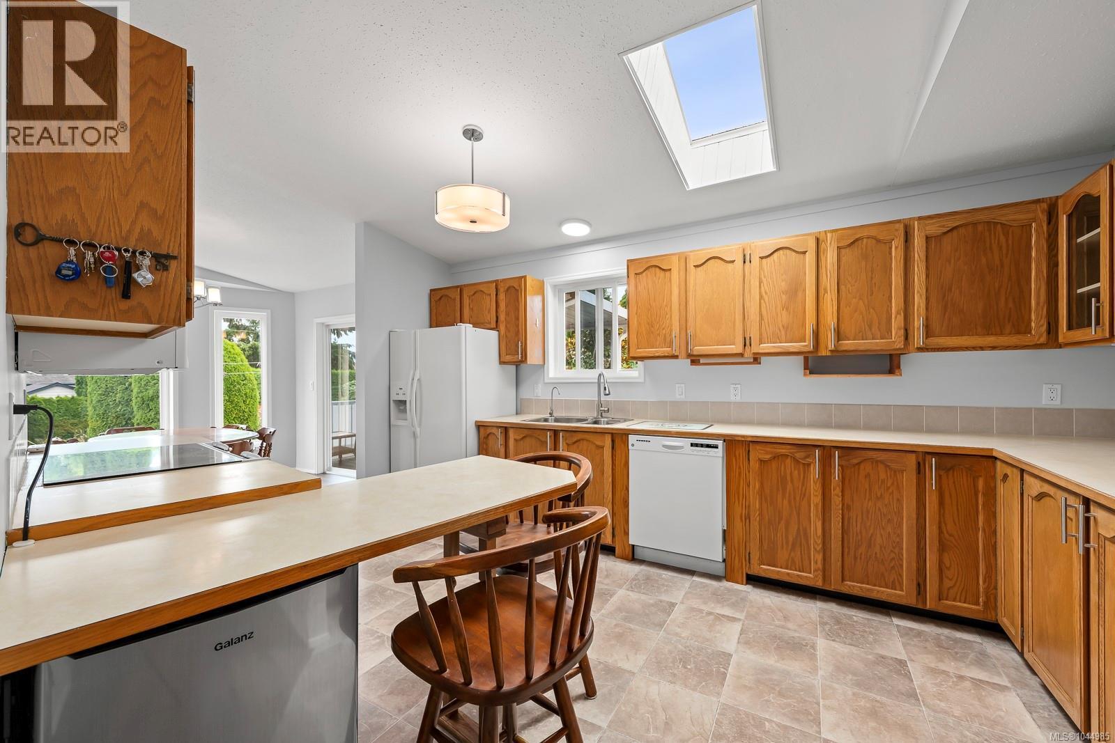 2233 6Th St E, Courtenay, BC - Indoor Photo Showing Kitchen
