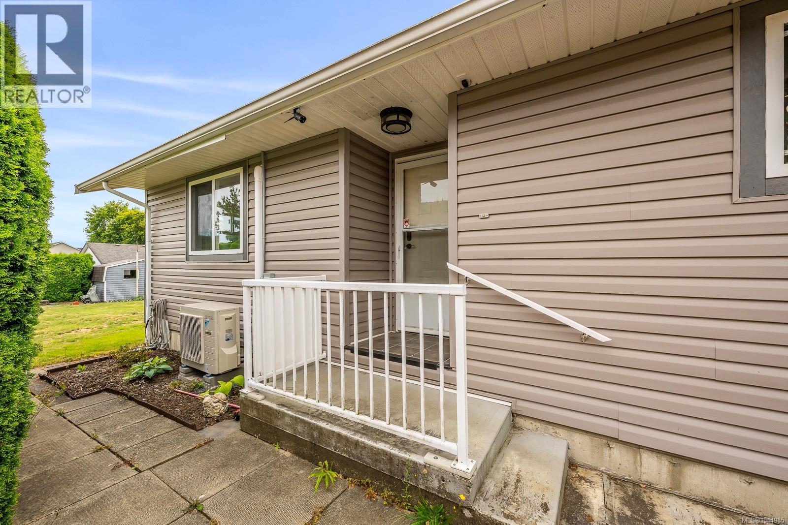 2233 6Th St E, Courtenay, BC - Outdoor With Exterior
