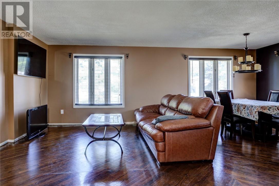 135 Ellen Street, Azilda, ON - Indoor Photo Showing Living Room