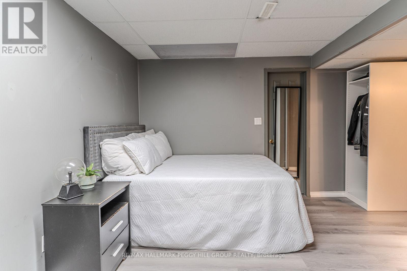 17 Bruce Crescent, Barrie, ON - Indoor Photo Showing Bedroom