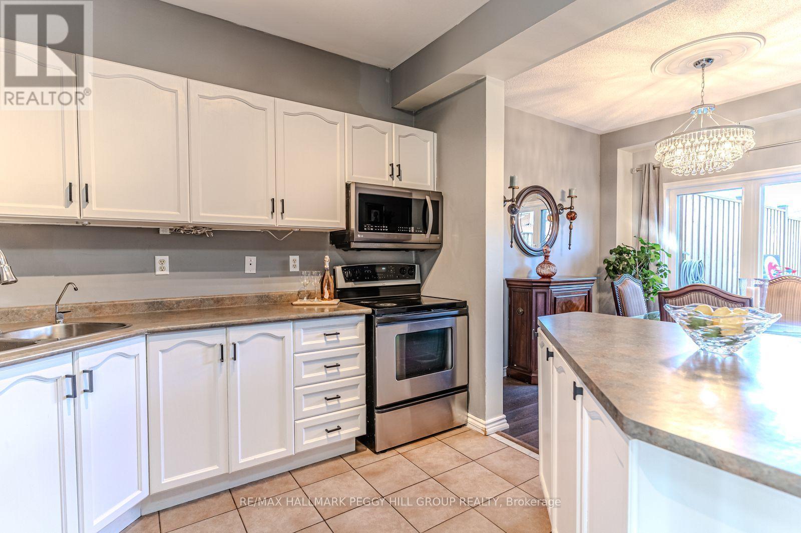 17 Bruce Crescent, Barrie, ON - Indoor Photo Showing Kitchen