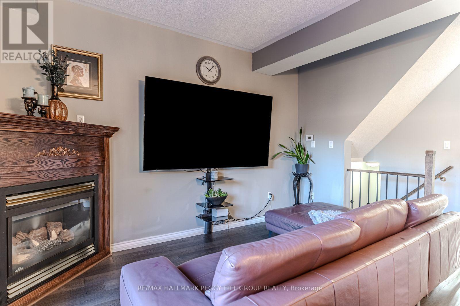 17 Bruce Crescent, Barrie, ON - Indoor Photo Showing Living Room With Fireplace