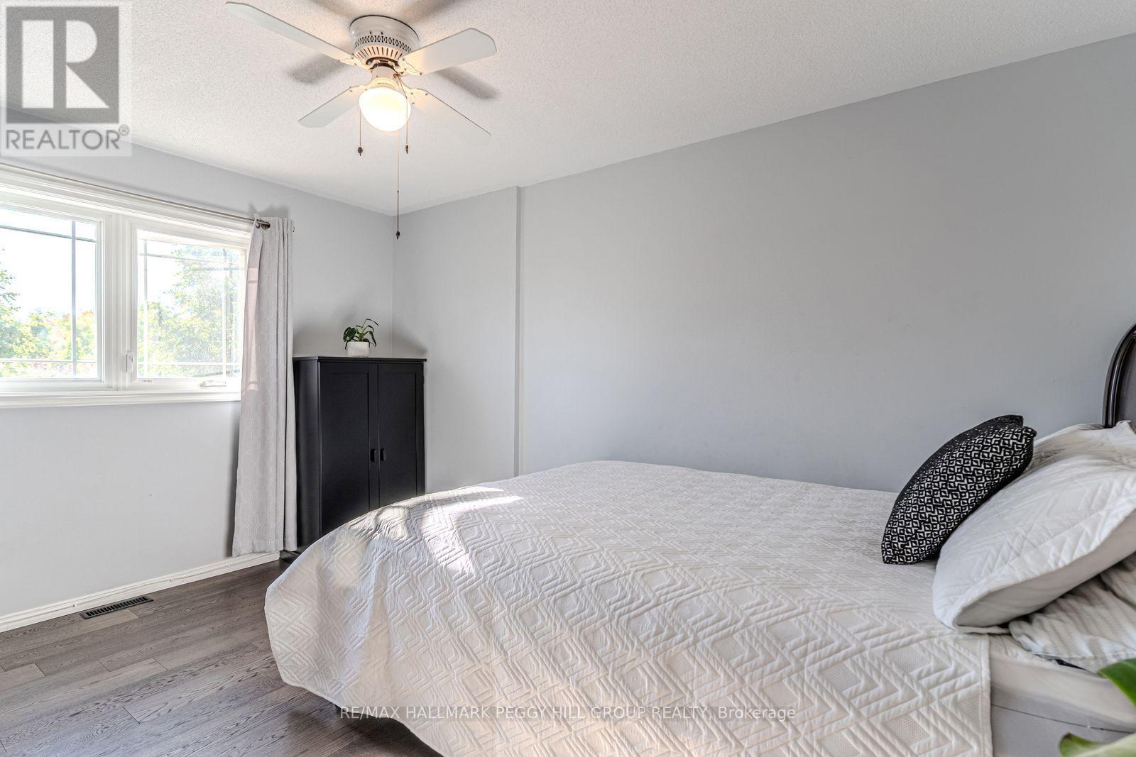 17 Bruce Crescent, Barrie, ON - Indoor Photo Showing Bedroom
