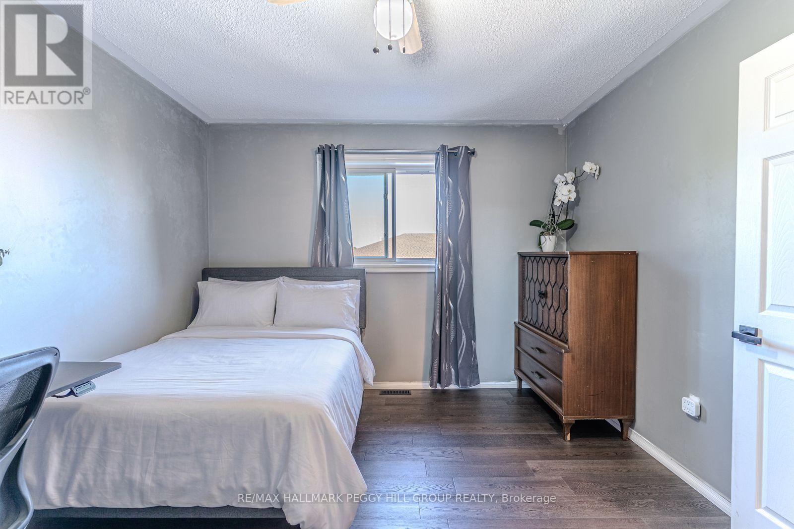 17 Bruce Crescent, Barrie, ON - Indoor Photo Showing Bedroom