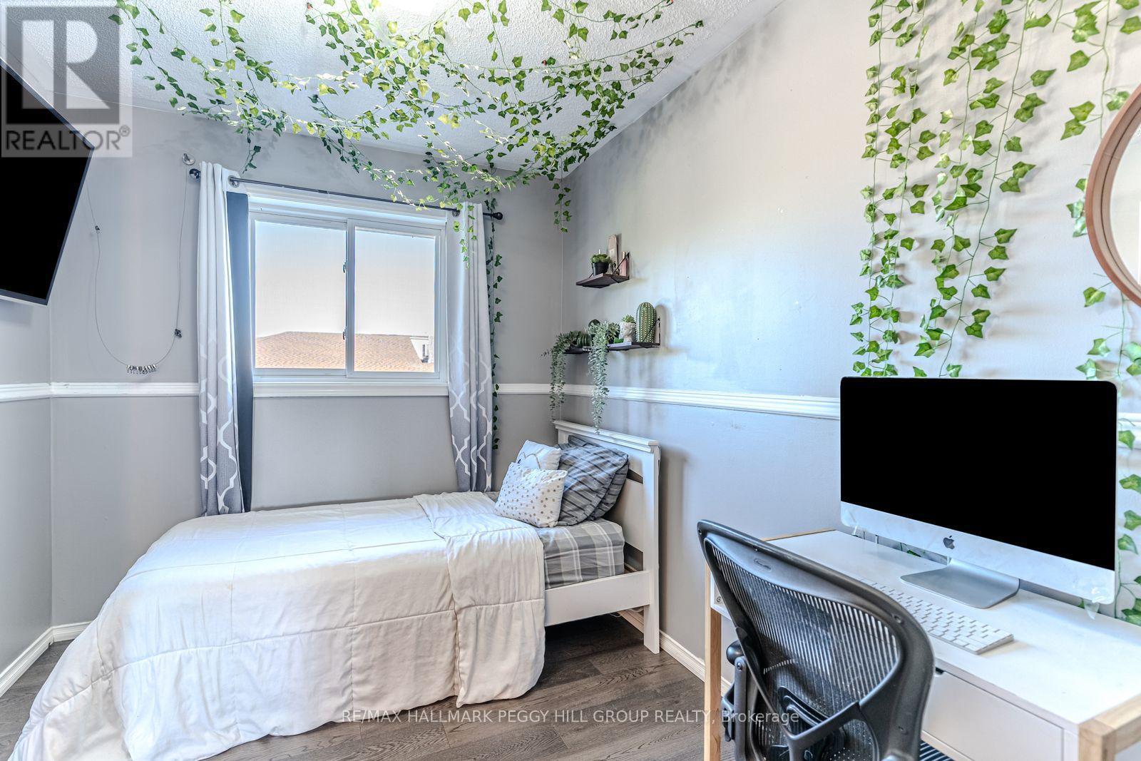 17 Bruce Crescent, Barrie, ON - Indoor Photo Showing Bedroom