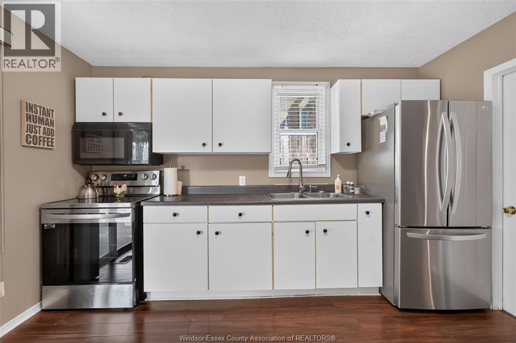 1075 Curry, Windsor, ON - Indoor Photo Showing Kitchen With Double Sink