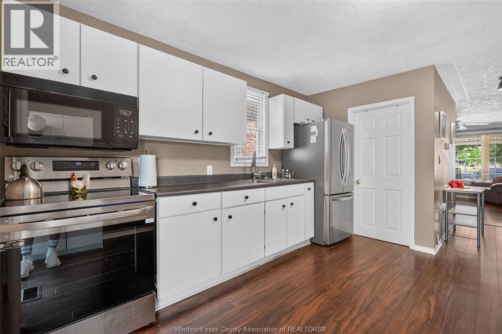 1075 Curry, Windsor, ON - Indoor Photo Showing Kitchen