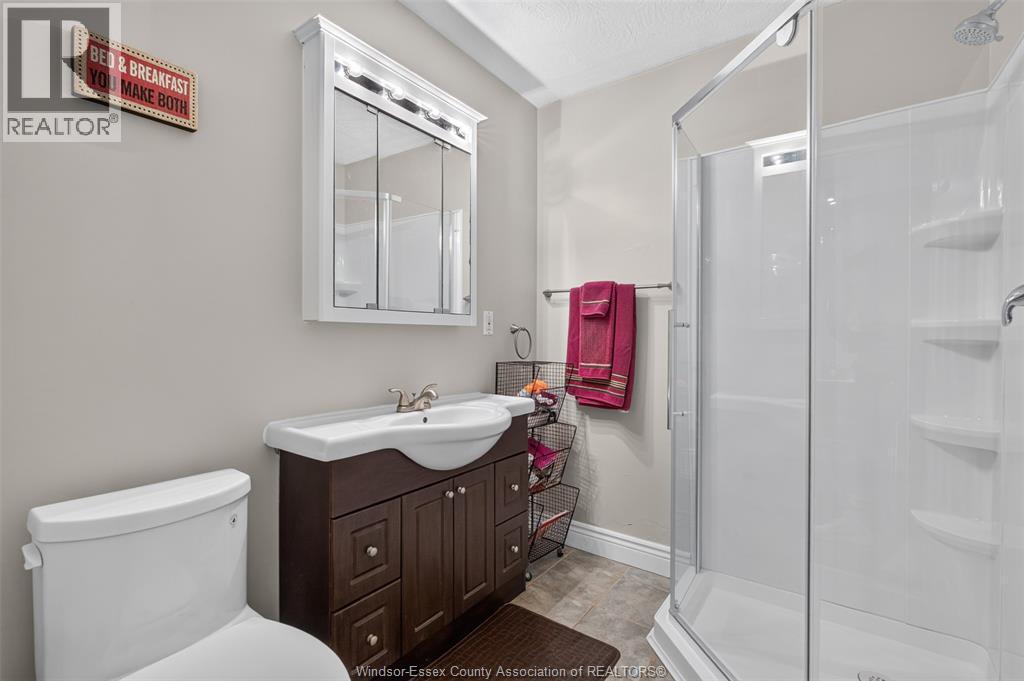 1075 Curry, Windsor, ON - Indoor Photo Showing Bathroom