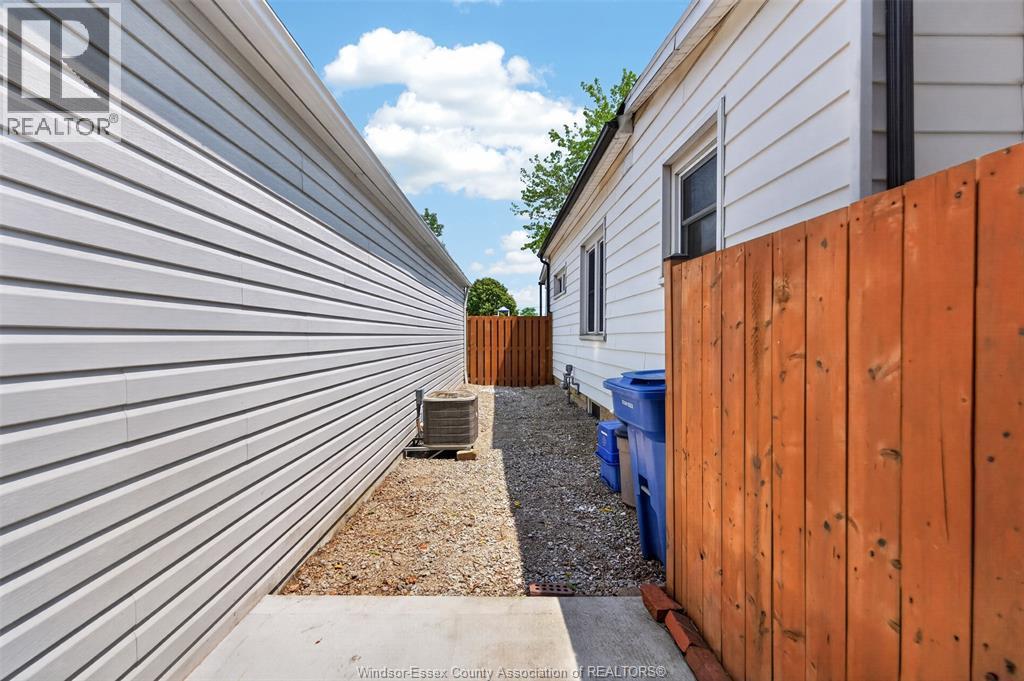 1075 Curry, Windsor, ON - Outdoor With Exterior