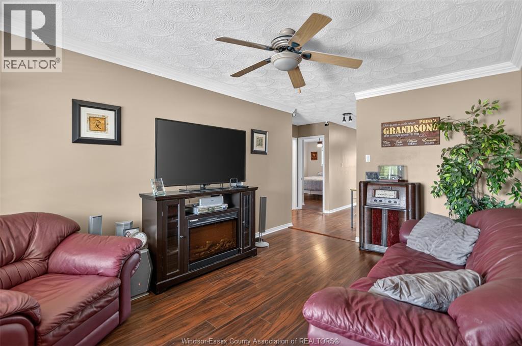 1075 Curry, Windsor, ON - Indoor Photo Showing Living Room