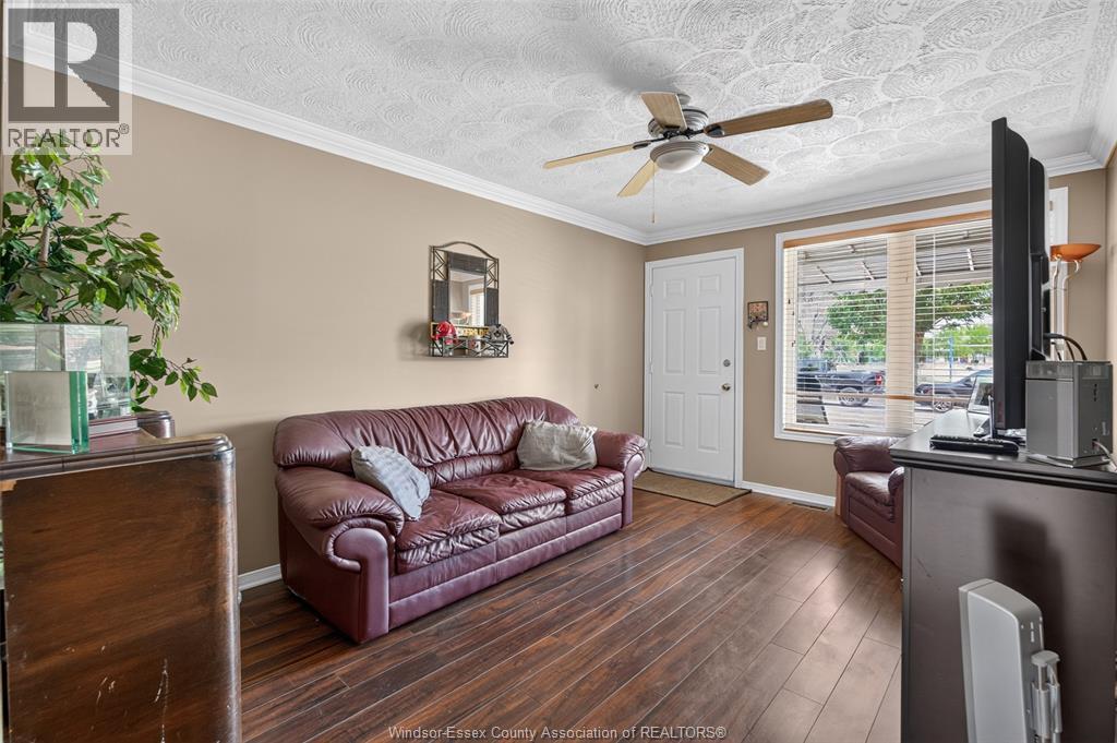 1075 Curry, Windsor, ON - Indoor Photo Showing Living Room