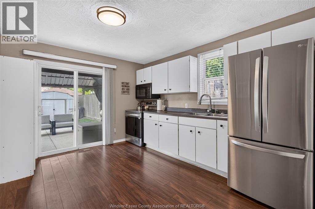 1075 Curry, Windsor, ON - Indoor Photo Showing Kitchen With Double Sink