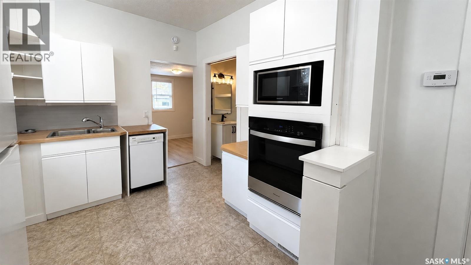 413 L Avenue N, Saskatoon, SK - Indoor Photo Showing Kitchen With Fireplace