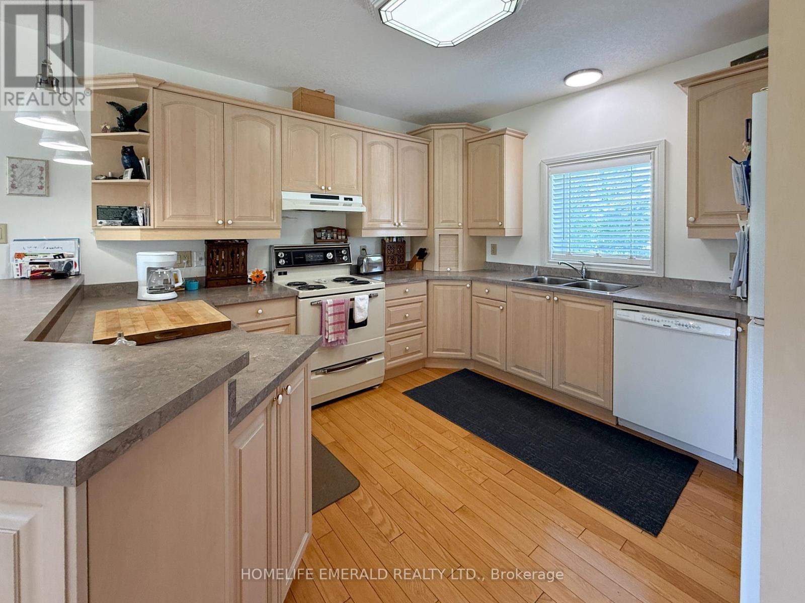3175 3/4 Concession, Clearview, ON - Indoor Photo Showing Kitchen With Double Sink