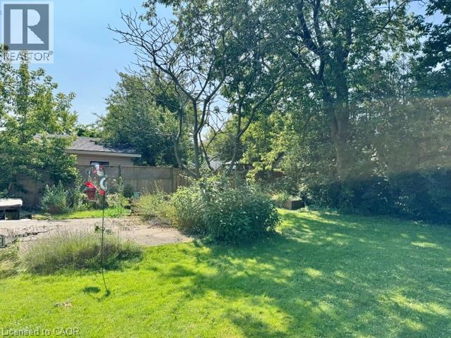 Expansive green lawn with mature trees and established landscaping - 342 Barton Street, Hamilton, ON - Outdoor