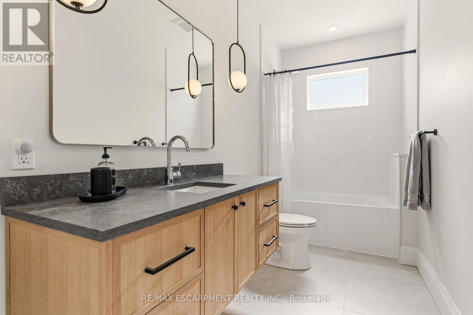 940 Gorton Avenue, Burlington, ON - Indoor Photo Showing Bathroom