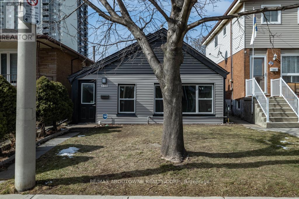 131 West Avenue N, Hamilton, ON - Outdoor