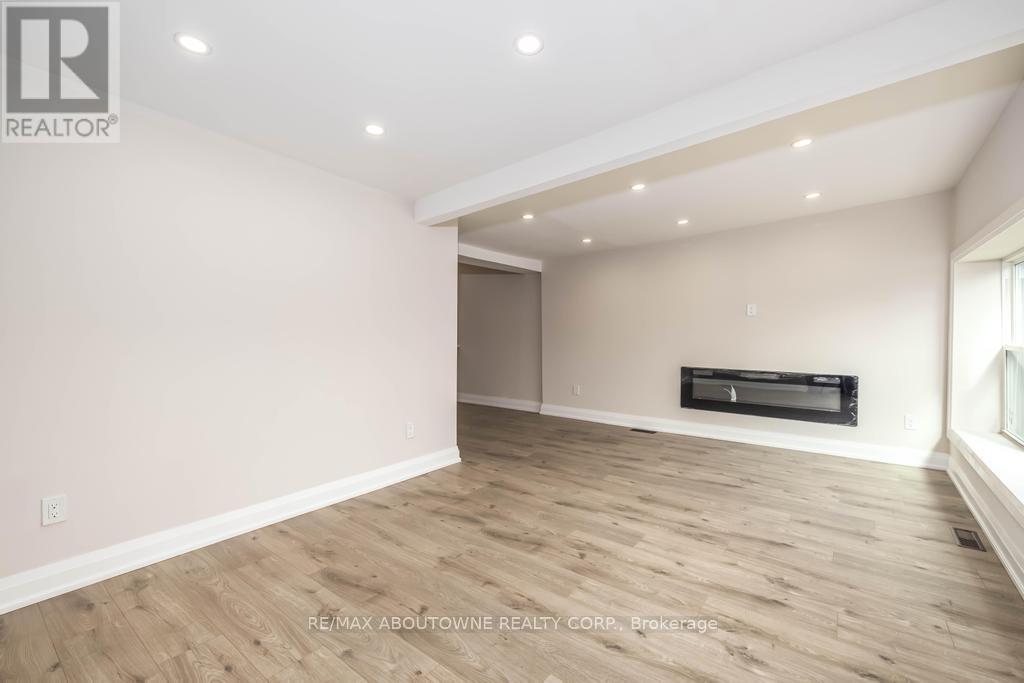 131 West Avenue N, Hamilton, ON - Indoor With Fireplace