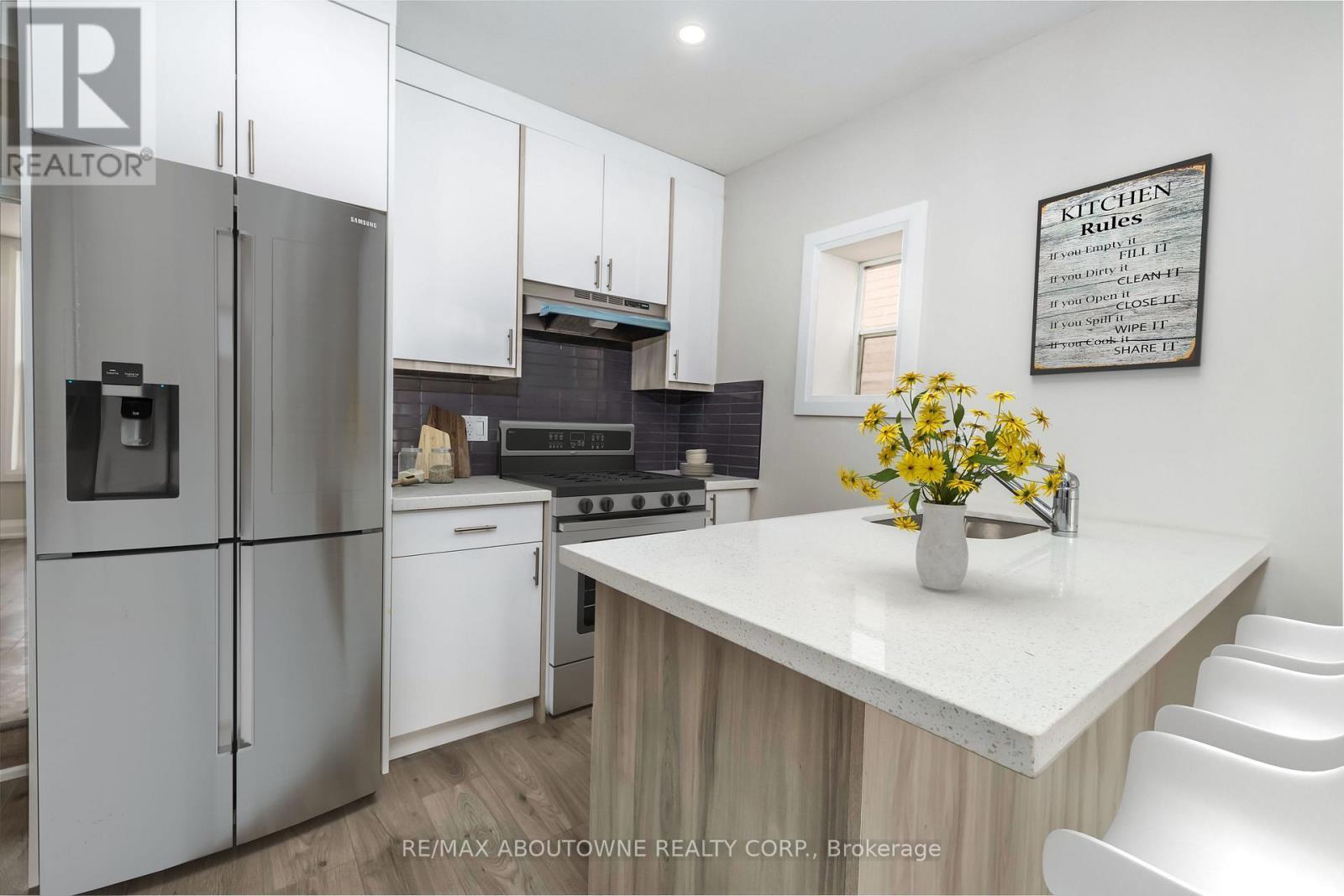 131 West Avenue N, Hamilton, ON - Indoor Photo Showing Kitchen