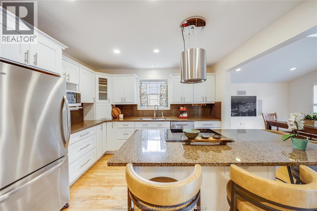 2784 Alexandra Ave, Windsor, ON - Indoor Photo Showing Kitchen With Upgraded Kitchen