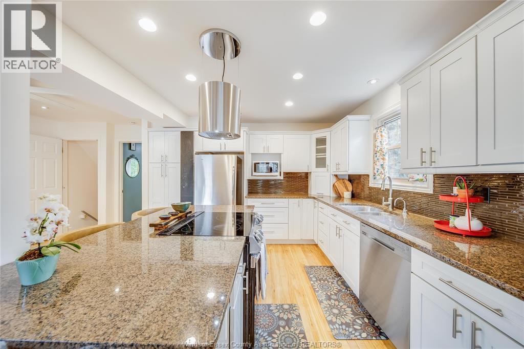2784 Alexandra Ave, Windsor, ON - Indoor Photo Showing Kitchen With Double Sink With Upgraded Kitchen