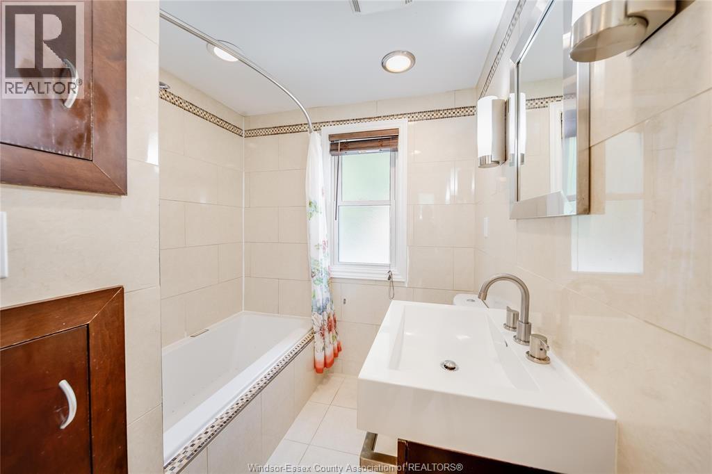 2784 Alexandra Ave, Windsor, ON - Indoor Photo Showing Bathroom