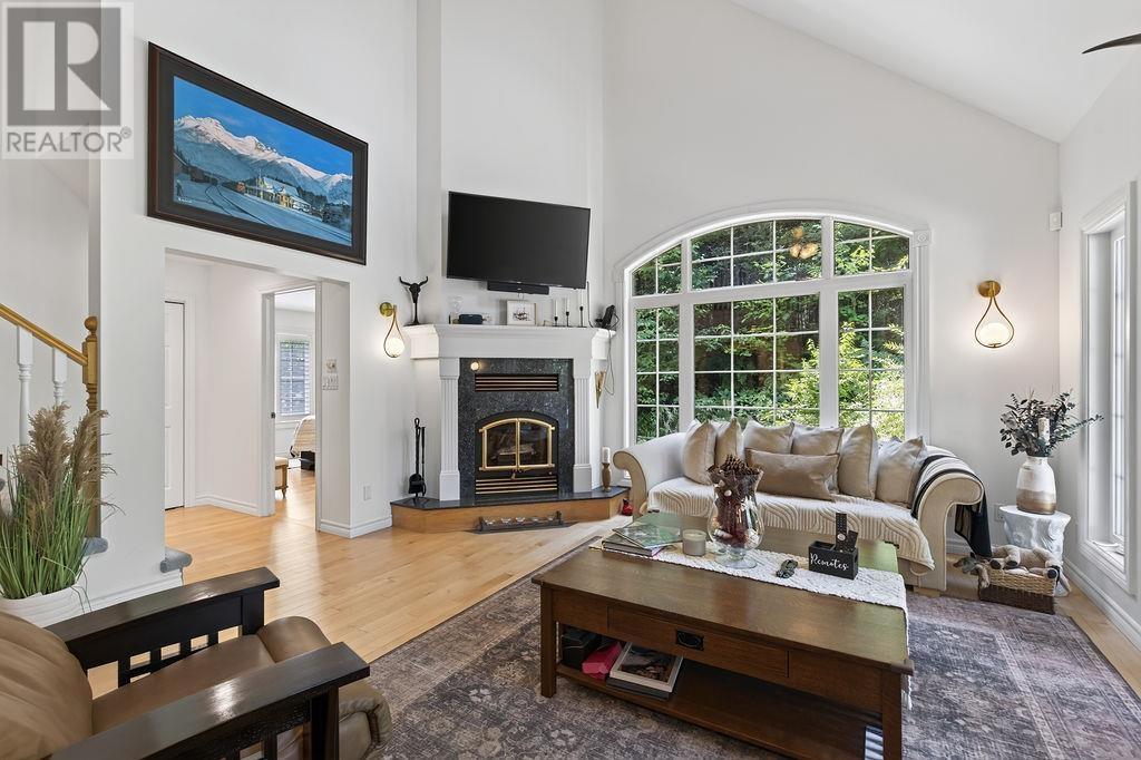 966 Fourth Lin E, Sault Ste. Marie, ON - Indoor Photo Showing Living Room With Fireplace