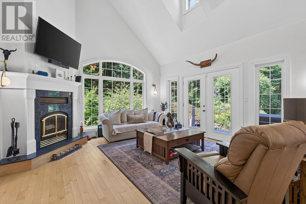 966 Fourth Lin E, Sault Ste. Marie, ON - Indoor Photo Showing Living Room With Fireplace