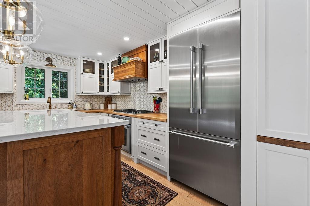 966 Fourth Lin E, Sault Ste. Marie, ON - Indoor Photo Showing Kitchen With Upgraded Kitchen