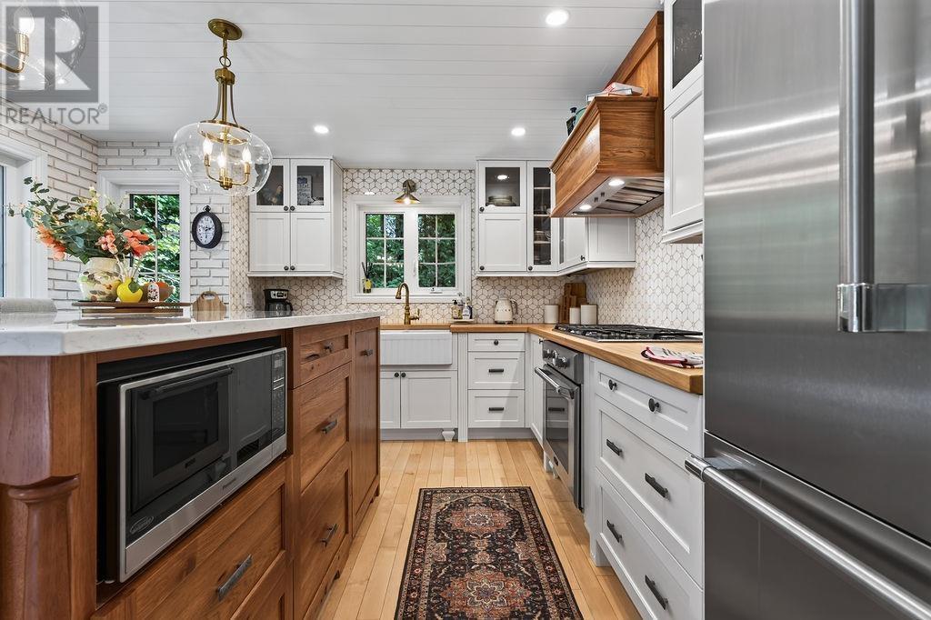 966 Fourth Lin E, Sault Ste. Marie, ON - Indoor Photo Showing Kitchen With Upgraded Kitchen