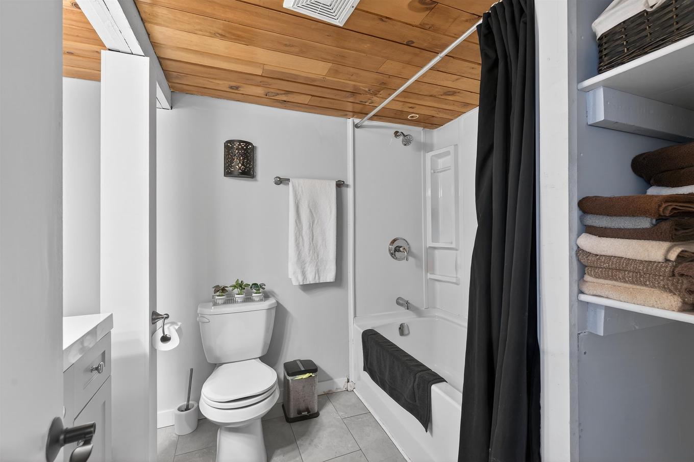 45 Meadowbank Road, Cornwall, PE - Indoor Photo Showing Bathroom